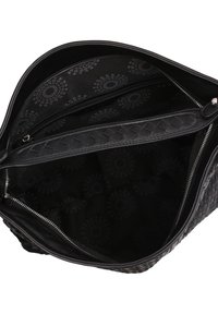 Sac en cuir noir avec un détail tissé, l'intérieur présente une doublure à motifs et un compartiment zippé pour l'organisation.