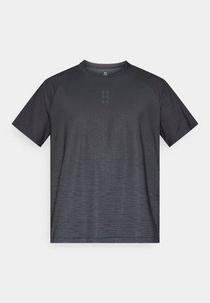 Svart atletisk t-skjorte med korte ermer, rund hals og en gradientdesign fra mørke til lysere nyanser, med subtile logoaksenter.