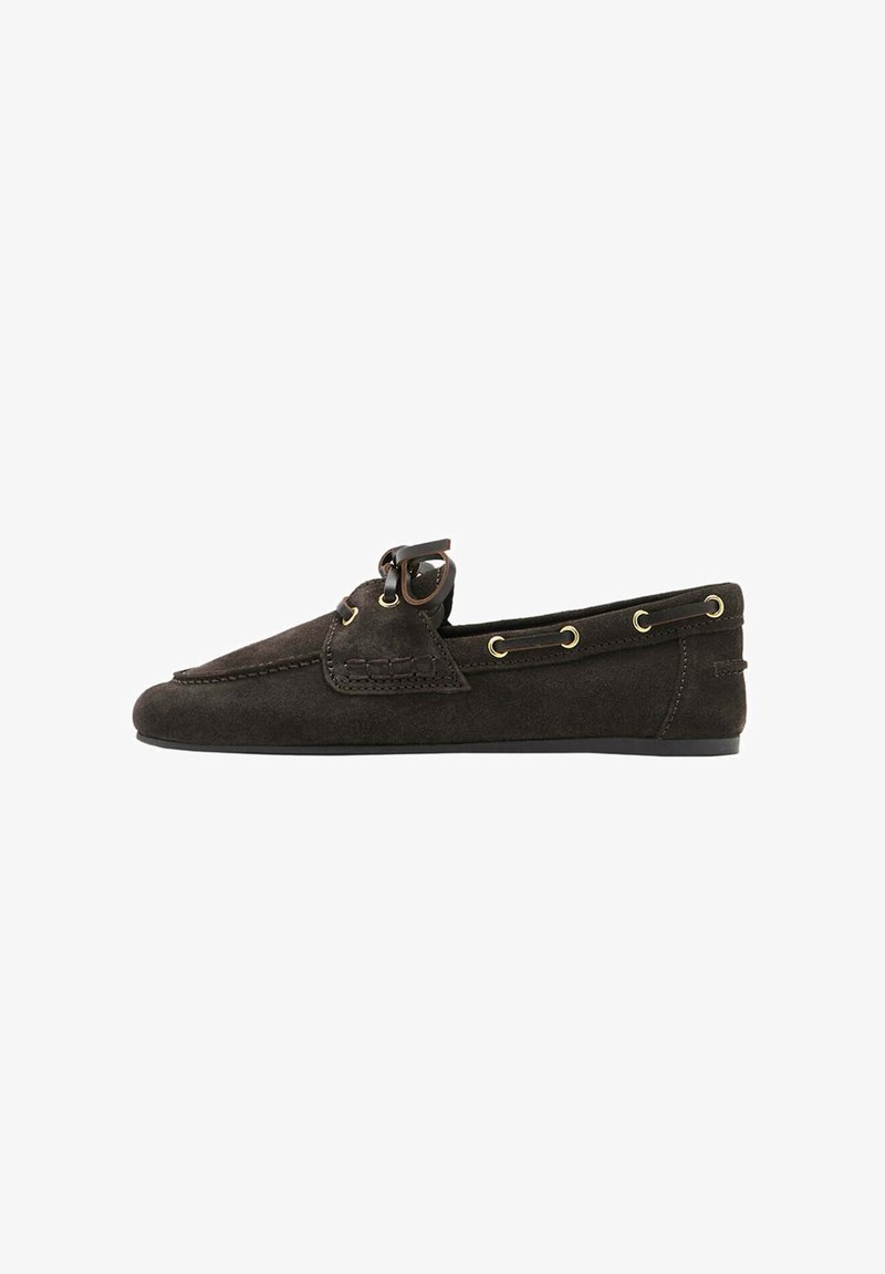 Mocassin en daim marron foncé avec détail en lacets en cuir et œillets dorés, semelle plate et devant cousu style mocassin.