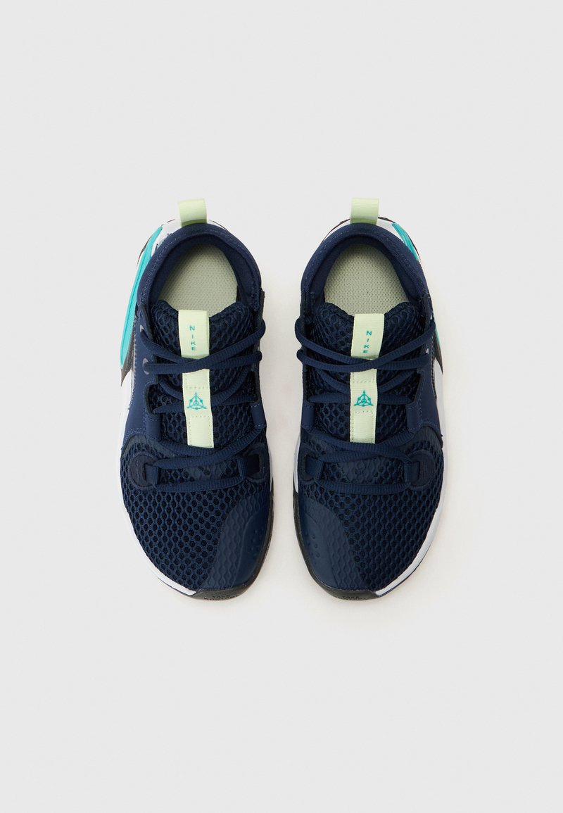 Zapatillas de malla azul marino con un acento verde claro, puntera redonda y cordones negros. Cuenta con una suela texturizada y un empeine con patrón para mayor transpirabilidad.