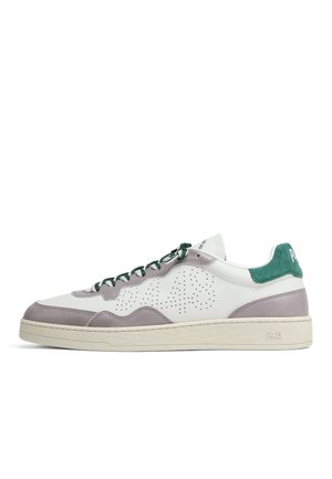 Baskets basses en cuir blanc et panneaux en daim gris, languette de talon en daim vert, lacets verts et détails perforés sur les côtés.
