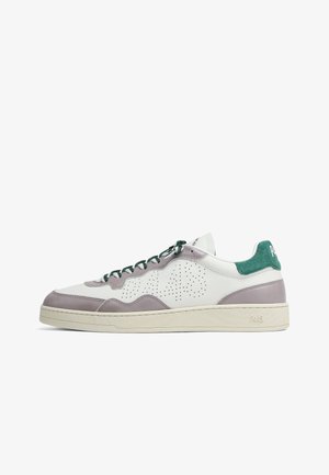 Baskets basses en cuir blanc et panneaux en daim gris, languette de talon en daim vert, lacets verts et détails perforés sur les côtés.