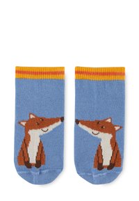 Blaue Baumwollsocken mit einem gestrickten Fuchsdesign in Orange und Weiß. Der obere Teil hat einen gelb-roten Streifenrand. Kurz und knöchelhigh.