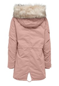 Parka rose avec capuche bordée de fausse fourrure, taille à cordon de serrage et dos légèrement plus long pour une meilleure protection. Texture de tissu lisse.