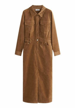 Robe longue en daim marron avec manches longues, col, fermeture par boutons au devant et poches poitrines à rabat.