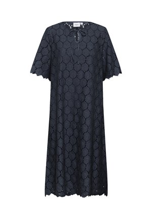 Mørkeblå kjole med blonder og blomsterdesign, rund hals med snøre lukning, og korte ærmer med bølgede kanter.