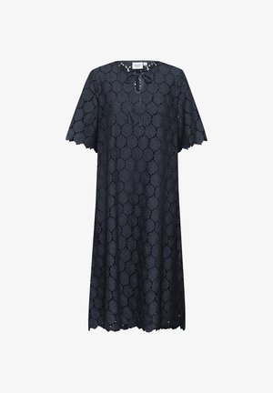 Mørkeblå kjole med blonder og blomsterdesign, rund hals med snøre lukning, og korte ærmer med bølgede kanter.