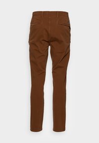 Pantalon chino marron en coton à coupe slim, doté de deux poches arrière, de coutures renforcées et d'une texture lisse.