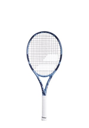 Blå tennisracket med et struktureret greb, et rundt hoved og et fint strenge mønster. Rammen har et subtilt design og branding.