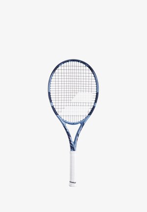 Blå tennisracket med et struktureret greb, et rundt hoved og et fint strenge mønster. Rammen har et subtilt design og branding.