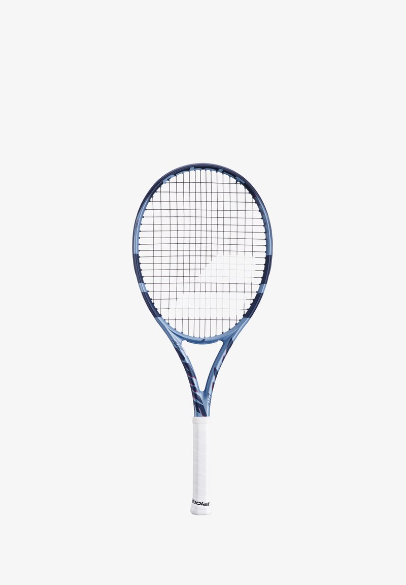 Blå tennisracket med et struktureret greb, et rundt hoved og et fint strenge mønster. Rammen har et subtilt design og branding.
