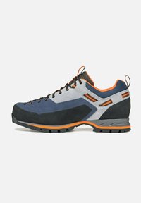 Scarpa outdoor con una combinazione di materiali blu navy, grigio e nero. Presenta una tomaia testurizzata, inserti arancioni e una suola robusta per una migliore aderenza.