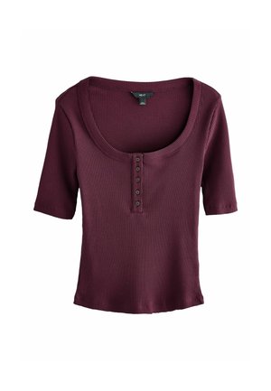 Burgundy ribbad topp med korta ärmar, vid rundad halsringning och sexknapplista. Enkel snitt med rak fåll och texturerad tyg.