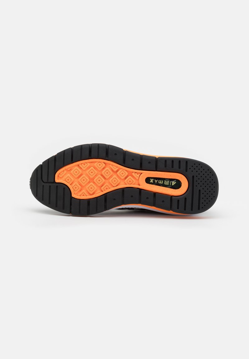 Czarna i pomarańczowa podeszwa sportowego buta z teksturowanymi wzorami antypoślizgowymi oraz brandingiem "AIR MAX" w okolicy śródstopia.