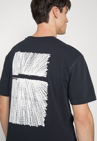 Only & Sons ONSOSRIS LIFE REDACT TEE - T-shirt estampada - dark navy