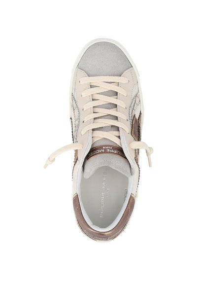 Baskets beige et grises avec lacets crème, talon métallique marron, détail étoile brodé, et logo "Philippe Model Paris" sur la languette et la semelle intérieure.
