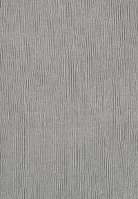 Detailný pohľad na šedú látku s jemnou rebrovou pleteninou, na ktorej sú viditeľné zvislé pruhy a malé slučky.
