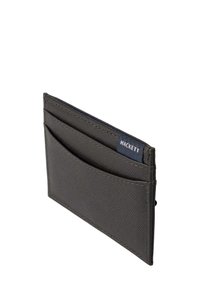 Slanke donkerbruine kaarthouder met twee kaartvakken en een klein stoffen label met de tekst "Hackett" in de rechterbovenhoek.