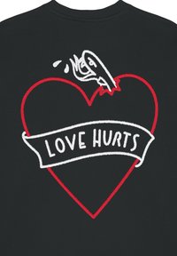Felpa nera con un grande cuore rosso con un morso, sovrapposta a un banner bianco che riporta il testo "L'AMORE FA MALE."