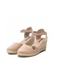 Sandalias de cuña de ante beige con correa en el tobillo, detalles en cuerda, textura suave y un pequeño acento decorativo cerca de la zona del dedo.