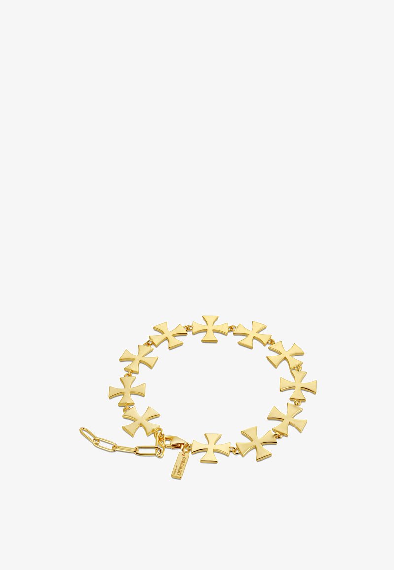 Bracelet en or composé de formes de croix de Malte reliées, avec une petite étiquette rectangulaire et un fermoir chaîne réglable.