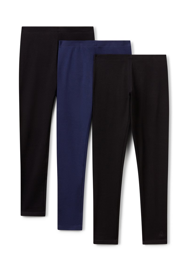Tre paia di leggings: uno nero, uno blu scuro e un altro nero. Hanno un tessuto liscio e elastico e una vita alta.
