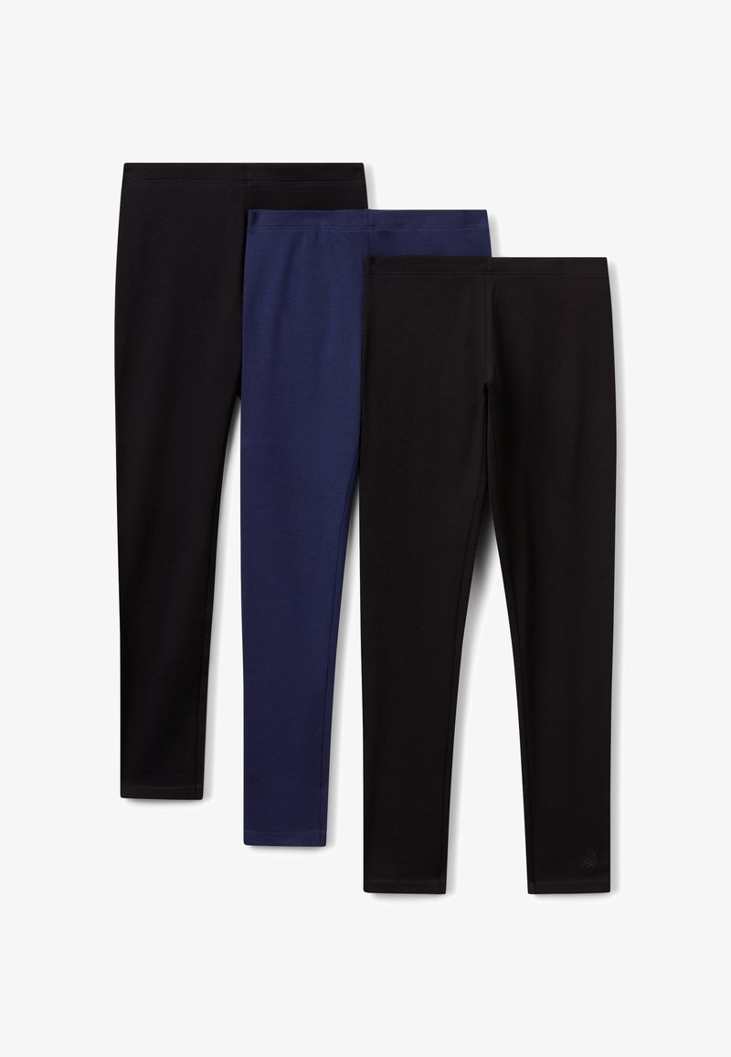 Drie paren leggings: één zwart, één donkerblauw en nog een zwart. Ze hebben een gladde, rekbare stof en een hoge tailleband.