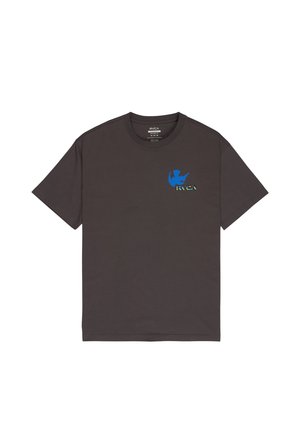 T-shirt RVCA gris foncé à manches courtes avec logo abstrait bleu et texte RVCA vert sur la poitrine gauche, col rond.