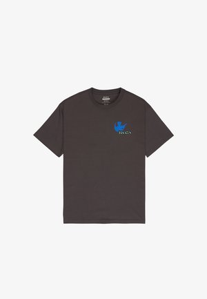 T-shirt RVCA grigio scuro a maniche corte con logo astratto blu e scritta RVCA verde sul petto sinistro, collo tondo.