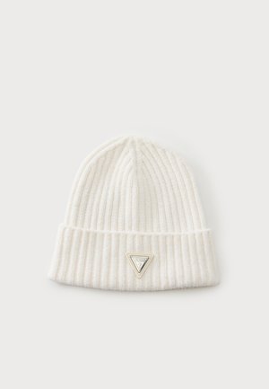 Gorro de punto acanalado blanco con puño doblado y un pequeño parche metálico triangular con el logo en el centro delantero del puño.