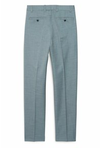Pantalon gris clair, en tissu texturé. Caractérisé par une coupe droite, des poches arrière avec boutons noirs, et des passants pour ceinture.