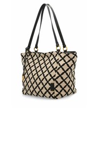 Bolsa tote de lona con un patrón geométrico en beige y negro. Presenta asas de cuero negro y herrajes en tono dorado. Textura suave, diseño espacioso.