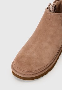 UGG NEUMEL CHELSEA - Klasikiniai aulinukai - rocky oak