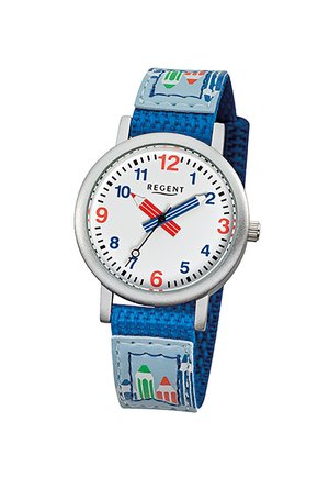 Montre analogique pour enfants avec cadran blanc, chiffres des heures en rouge et bleu, aiguilles des heures et des minutes en forme de crayons de couleur, et bracelet en tissu bleu.