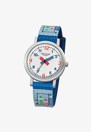Montre analogique pour enfants avec cadran blanc, chiffres des heures en rouge et bleu, aiguilles des heures et des minutes en forme de crayons de couleur, et bracelet en tissu bleu.