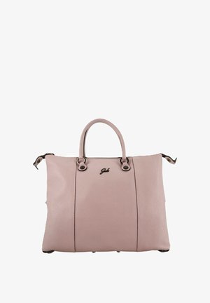 Bolso de mano de cuero rosa claro con dos asas superiores, textura granulada sutil y pequeño detalle de logo metálico en el centro delantero.