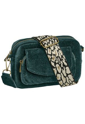 Bolso cruzado de terciopelo verde azulado con herrajes dorados, cierre de cremallera, bolsillo frontal y correa ajustable con patrón en crema y negro.