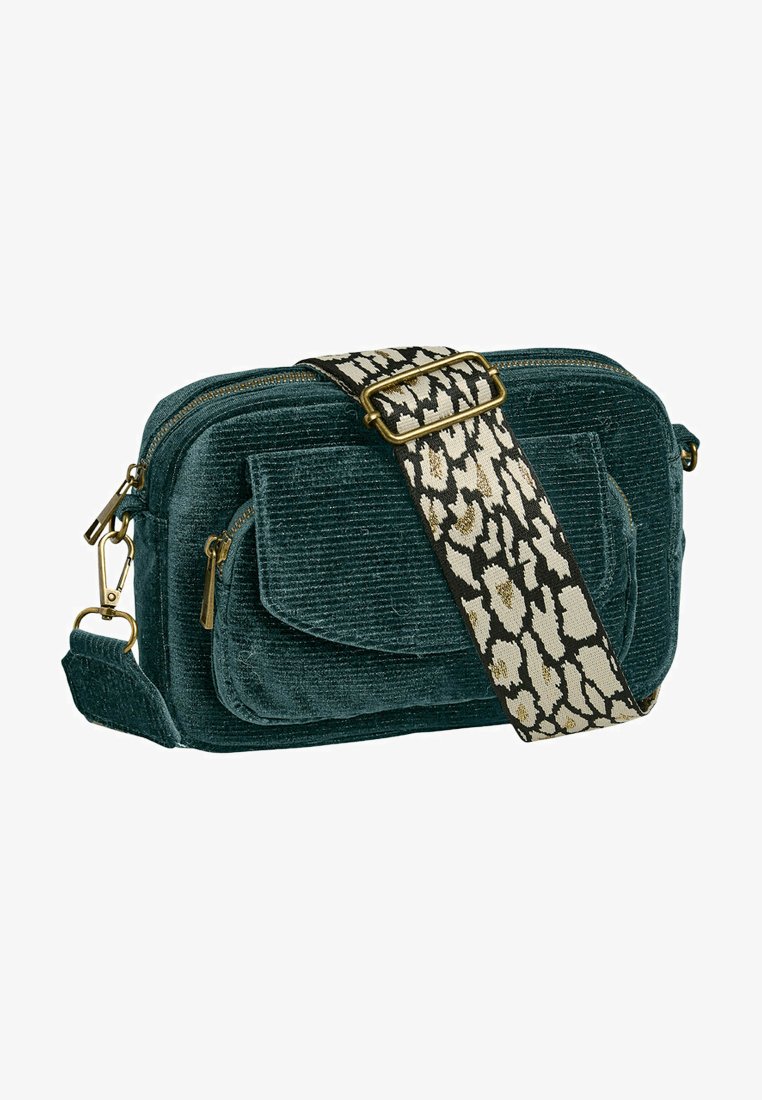 Sac bandoulière en velours bleu-vert avec quincaillerie dorée, fermeture zippée, poche avant et bandoulière réglable à motif crème et noir.