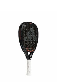Padelracket met een zwarte carbonfiber oppervlakte, ronde gaten, rode accenten en een witte greep met rode stippen. Heeft een taps toelopende vorm.