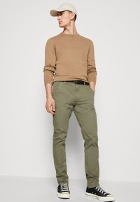Lindbergh CLASSIC BELT - Chino hlače - oliv