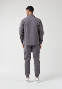 CLOSURE London SMART UTILITY OVERSHIRT ciemnoszary