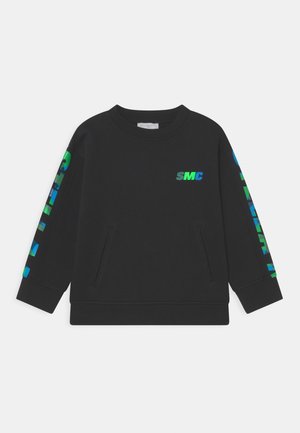 Sudadera negra de algodón con mangas largas. Presenta un logo frontal "SMC" y un diseño multicolor a lo largo de las mangas. Incluye bolsillos laterales.