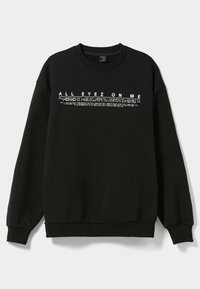 Sweatshirt noir à col rond avec le texte blanc "ALL EYEZ ON ME" et un texte détaillé plus petit dessous, sur la poitrine.