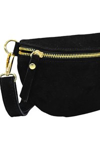 Sac à main en suède noir, de forme arrondie, avec une fermeture éclair et des accessoires en or. Il dispose d'une courte bandoulière et d'une texture subtile.