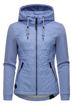 Veste matelassée bleu clair avec capuche, dotée d'une fermeture éclair à l'avant, de deux poches latérales et de poignets élastiques. Éléments en tissu lisse et texturé.