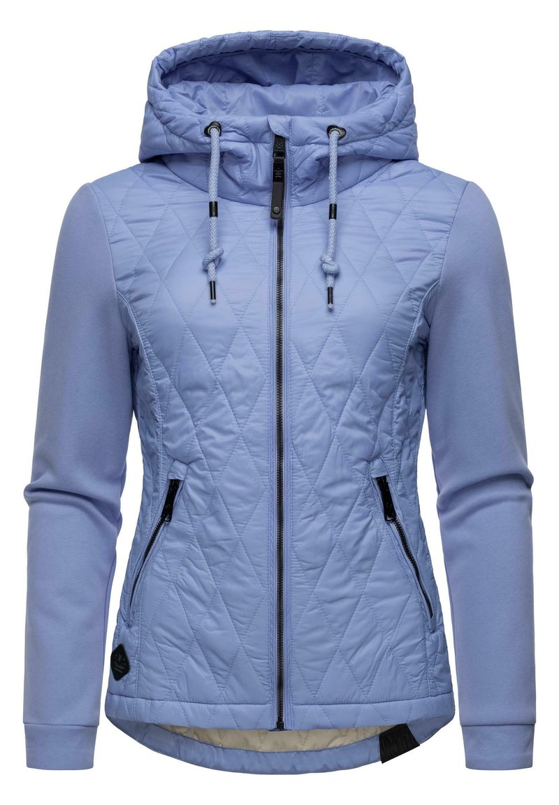 Veste matelassée bleu clair avec capuche, dotée d'une fermeture éclair à l'avant, de deux poches latérales et de poignets élastiques. Éléments en tissu lisse et texturé.