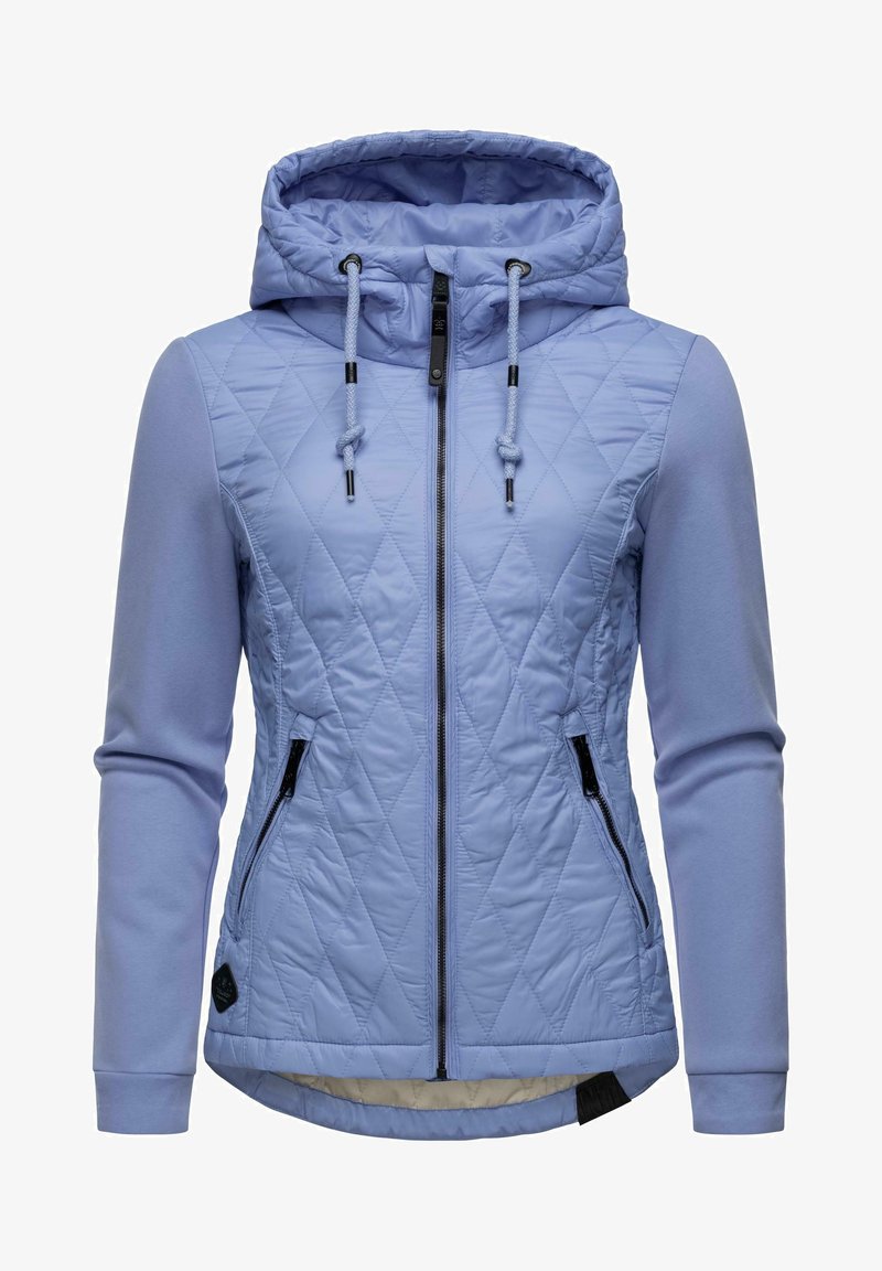 Veste matelassée bleu clair avec capuche, dotée d'une fermeture éclair à l'avant, de deux poches latérales et de poignets élastiques. Éléments en tissu lisse et texturé.