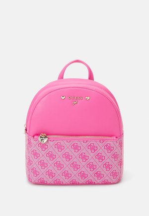 Lille lys pink rygsæk med mønstret nederste lomme, gylden lynlås og hjerteformet vedhæng samt "GUESS girl" logo på øverste forside.