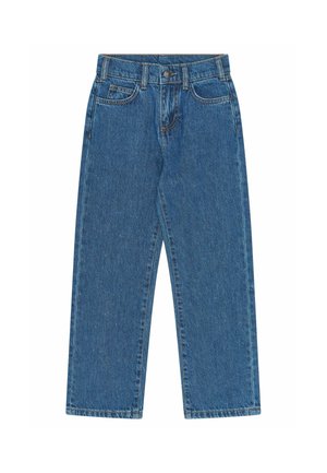 Jean droit en denim bleu avec bouton sur le devant, fermeture éclair, passants pour ceinture et design cinq poches sur fond blanc.