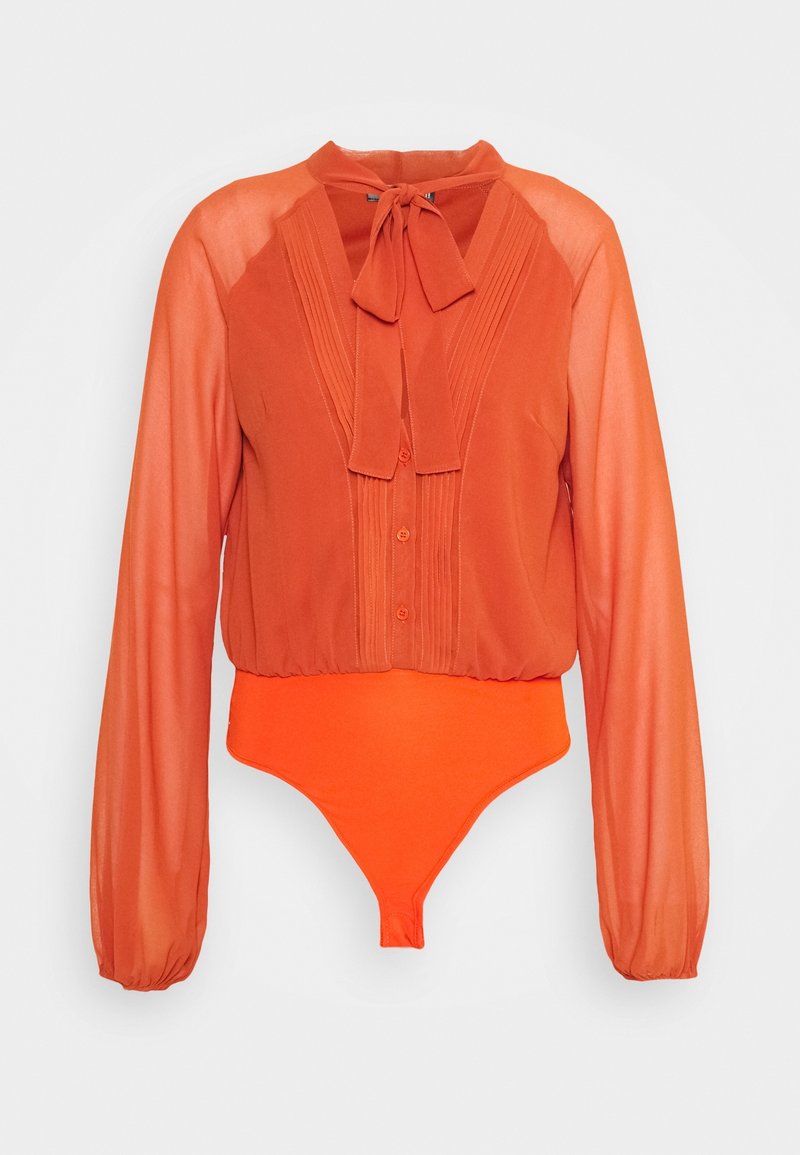 Body blouse orange à manches longues transparentes avec une patte de boutonnage devant, détail noué au col, poignets et taille élastiqués.